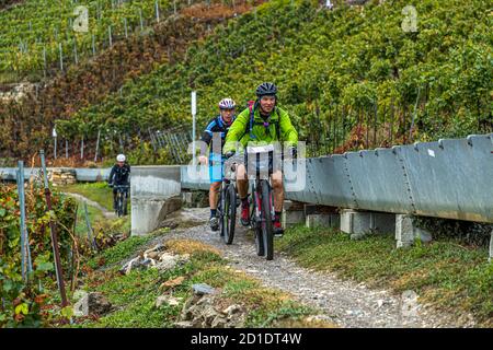 Mountainbiker treffen sich bei den suonen Wanderungen im Schweizer Wallis, Savièse, Schweiz Stockfoto
