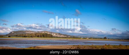 Blick über die Kent Mündung von Sandside in Richtung Whitbarrow Scar und den Lakeland Fells. Stockfoto