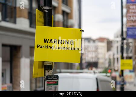 LONDON, ENGLAND - 3. JUNI 2020: Parkplatzschilder, die auf Warnhinweise und Aussetzungen während der COVID-19 Pandemiesperre in Farringdo hinweisen Stockfoto
