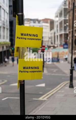 LONDON, ENGLAND - 3. JUNI 2020: Parkplatzschilder, die auf Warnhinweise und Aussetzungen während der COVID-19 Pandemiesperre in Farringdo hinweisen Stockfoto