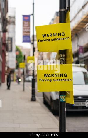 LONDON, ENGLAND - 3. JUNI 2020: Parkplatzschilder, die auf Warnhinweise und Aussetzungen während der COVID-19 Pandemiesperre in Farringdo hinweisen Stockfoto