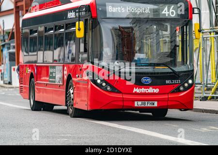 LONDON, ENGLAND - 3. JUNI 2020: Junger Fahrer eines roten Doppeldeckers London Bus mit Gesichtsmaske und Operationshandschuhen während des Coronavirus CO Stockfoto