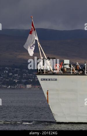 Das Ensign der Royal Canadian Navy, das von HMCS Ville de Quebec (FFH-332) geflogen wird, einer von der Royal Canadian Navy betriebenen Fregatte der Halifax-Klasse (oder City-Klasse), fotografiert, als das Schiff Greenock bei ihrer Ankunft zur Übung Joint Warrior passierte Stockfoto