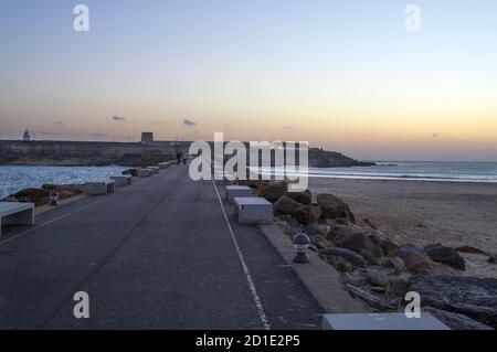 Punta de Tarifa, Punta Marroquí, España, Hiszpania, Spanien, Spanien; Sonnenuntergang über Isla de Las Palomas. Sonnenuntergang über Isla de Las Palomas. Stockfoto