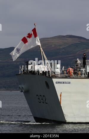 Das Ensign der Royal Canadian Navy, das von HMCS Ville de Quebec (FFH-332) geflogen wird, einer von der Royal Canadian Navy betriebenen Fregatte der Halifax-Klasse (oder City-Klasse), fotografiert, als das Schiff Greenock bei ihrer Ankunft zur Übung Joint Warrior passierte Stockfoto