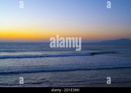 Punta de Tarifa, Punta Marroquí, España, Hiszpania, Spanien, Spanien; Sonnenuntergang über der Straße von Gibraltar. Sonnenuntergang über der Straße von Gibraltar Stockfoto