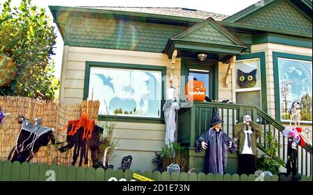 halloween-Display von Hexen Kürbisse Skelette und schwarze Katzen auf Veranda von petaluma Haus in kalifornien Stockfoto