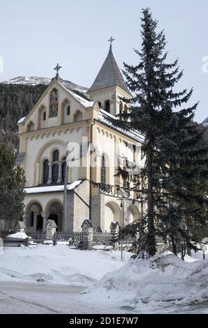 Sulden, Solda, Trentino-Südtirol, Südtirol, Italien; Pfarrkirche St. Gertrude vor der Kulisse verschneiter Berge. Pfarrkirche St. Gertrude Stockfoto