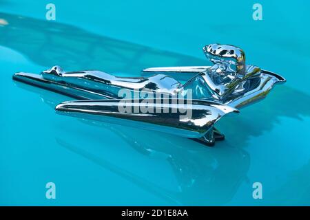 Fliegende Lady Hood Ornament auf einem türkisfarbenen 1956 Nash Metropolitan Collector Car. Stockfoto