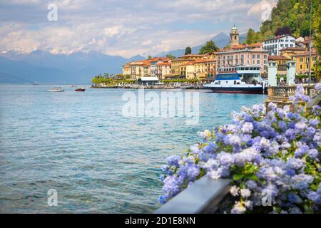 Bellagio - die Promenade der Stadt und die Alpen im Hintergrund. Stockfoto