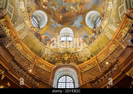 Deckenfresken im Prunksaal der Österreichischen Nationalbibliothek in Wien, Österreich, Europa Deckenfresken im Prunksaal des Österreichers Stockfoto