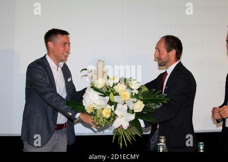 IM Bild : Stephan Meyer und FLORIAN OEST , mit 79,5 Prozent der Stimmen der 122 Mitglieder des CDU Kreisverbandes wird Florian Oest zum Direktkandidat Stockfoto