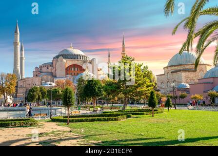 Die Hagia Sophia, einst eine Kirche, dann ein Museum und jetzt eine Moschee, wird bei Sonnenuntergang auf dem Sultanahmet Platz von der Sonne beleuchtet. Stockfoto