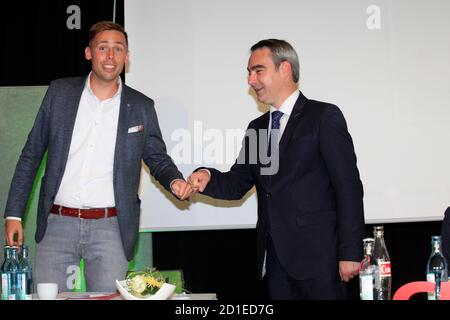 IM Bild : STEPHAN RAUHUT und FLORIAN OEST , mit 79,5 Prozent der Stimmen der 122 Mitglieder des CDU Kreisverbandes wird Florian Oest zum Direktkandida Stockfoto