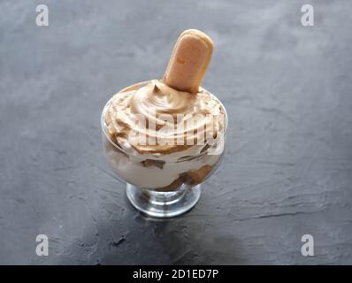 Iced schaumig Dalgona Kaffee Tiramisu, ein trendiges flauschig cremig Schlagkaffee Dessert. Tiramisu mit koreanischem Getränk. Latte Espresso Dessert mit Kaffee Schaum. Stockfoto