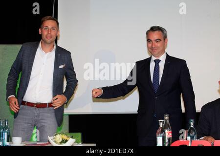 IM Bild : STEPHAN RAUHUT und FLORIAN OEST , mit 79,5 Prozent der Stimmen der 122 Mitglieder des CDU Kreisverbandes wird Florian Oest zum Direktkandida Stockfoto