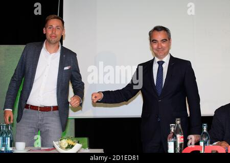 IM Bild : STEPHAN RAUHUT und FLORIAN OEST , mit 79,5 Prozent der Stimmen der 122 Mitglieder des CDU Kreisverbandes wird Florian Oest zum Direktkandida Stockfoto