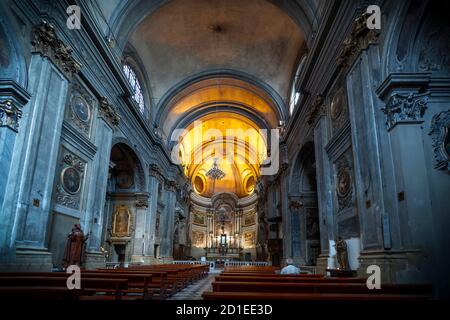 Weitwinkel-Innenansicht der barocken Kirche Saint Francois de Paule in der Cours Saleya Gegend der Altstadt von Nizza Frankreich. Stockfoto