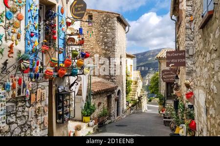 Eine farbenfrohe, malerische Straße, die Geschenke und Souvenirs im mittelalterlichen Dorf Gourdon in Frankreich verkauft. Stockfoto