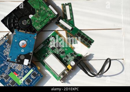 Elektronische Platinen. Mikroschaltungen Chip für Computer. Verschiedene Computer-Details auf dem Tisch. pc-Reparatur-Konzept. Service für Hardware-Gerät. Stockfoto