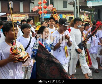 Phuket Stadt / Thailand - 7. Oktober 2019: Phuket Vegetarian Festival oder Nine Emperor Gods Festival Straßenzug, Parade der thailändischen chinesischen Anhänger Stockfoto