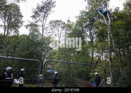 Aylesbury Vale, Großbritannien. Oktober 2020. Die Gerichtsvollzieher des National Eviction Team (NET) überwachen Daniel Marc Hooper, besser bekannt als Swampy, der ein behelfsmäßiges Baumhaus etwa 60 Meter über dem Boden in einem Wildschutzlager in einem alten Wald am JonesÕ Hill Wood bewohnt. Das Camp JonesÕ Hill Wood, eines von mehreren Protestcamps, das von Anti-HS2-Aktivisten entlang der Strecke der 106 Mrd. £schweren HS2-Hochgeschwindigkeitsstrecke errichtet wurde, um dem umstrittenen Infrastrukturprojekt zu widerstehen, wird derzeit von den Gerichtsvollziehern des National Evction Teams, die im Auftrag der HS2 Ltd. Arbeiten, vertrieben. Quelle: Mark Kerrison/Alamy Live News Stockfoto