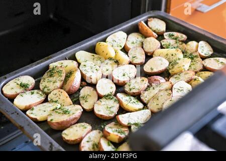 Köstliche Kartoffelhälften, im Ofen geröstet, mit Fenchel, ein in einem Backblech, hausgemachte einfache natürliche Lebensmittel. Bleiben Sie zu Hause und kochen Konzept. Country-Stil Essen. Stockfoto