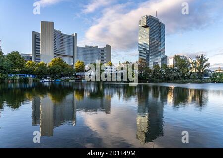 Kaiserwasser, UNO-City und IZD Tower in Wien, Österreich, Europa UNO-City, Kaiserwassersee und IZD Tower in Wien, Österreich, Europa Stockfoto