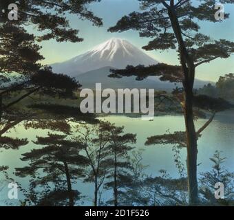 Kolorierte Ansicht des Fuji-Berges, vom Ufer eines Sees aus gesehen, Honshu, Japan, 1908. (Foto von Burton Holmes) Stockfoto