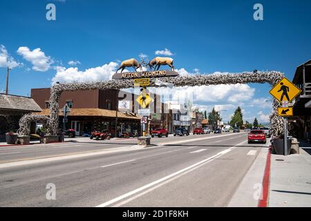 Afton, Wyoming - 6. August 2020: Berühmter Elchgeweih-Bogen in der Innenstadt der Stadt im Star Valley von Wyoming Stockfoto