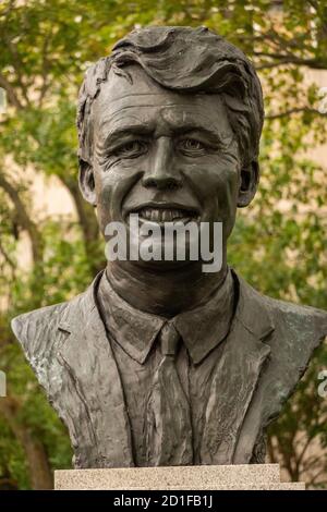 Senator Robert Francis Kennedy Büste vor dem Neuen York State Supreme Court Gebäude in der Innenstadt von Brooklyn NYC Stockfoto