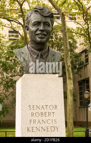 Senator Robert Francis Kennedy Büste vor dem Neuen York State Supreme Court Gebäude in der Innenstadt von Brooklyn NYC Stockfoto