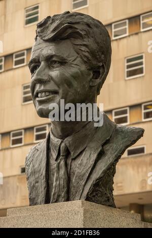 Senator Robert Francis Kennedy Büste vor dem Neuen York State Supreme Court Gebäude in der Innenstadt von Brooklyn NYC Stockfoto