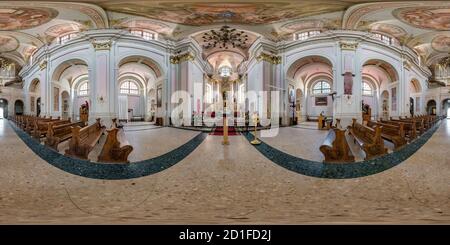 360 Grad Panorama Ansicht von MINSK, WEISSRUSSLAND - MAI 2020: Full spherical seamless hdri Panorama 360 Grad Winkel im Inneren der alten barocken katholischen Kirche aller Heiligen in eno