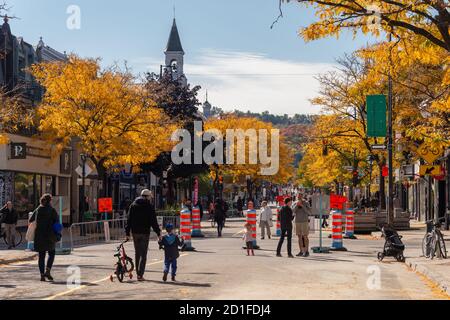 Montreal, CA - 4. Oktober 2020: Menschen wandern auf der Mont Royal Avenue in der Herbstsaison Stockfoto