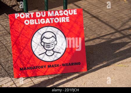 Französische/englische Beschilderung, die besagt, dass nicht-medizinische Masken oder Gesicht Abdeckungen sind erforderlich Stockfoto