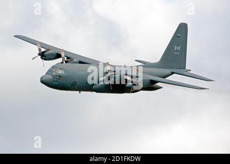 Ein Transportflugzeug der Royal Canadian Air Force (RCAF) CC-130 Hercules, das auf der Airshow London Skydrive 2020 in London, Ontario, Kanada, auftrat. Stockfoto