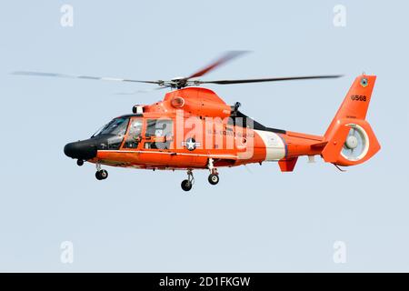 Ein Helikopter der US Coast Guard MH-65 Dolphin, wie er auf der Airshow London Skydrive 2020 in London, Ontario, Kanada auftritt. Stockfoto