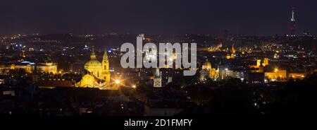 Prag - das Panorama der Stadt mit der Karlsbrücke und der Altstadt bei Nacht. Stockfoto