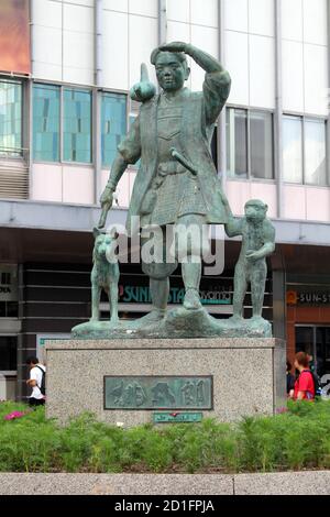 Nahaufnahme der Statue von Momotaro vor der Okayama Station. Aufgenommen im August 2019. Stockfoto
