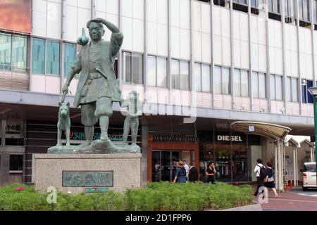 Nahaufnahme der Statue von Momotaro vor der Okayama Station. Aufgenommen im August 2019. Stockfoto