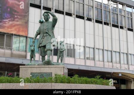 Nahaufnahme der Statue von Momotaro vor der Okayama Station. Aufgenommen im August 2019. Stockfoto