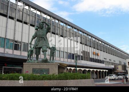 Statue von Momotaro vor der Okayama Station. Aufgenommen im August 2019. Stockfoto