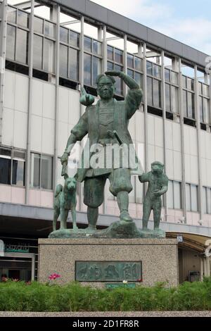 Nahaufnahme der Statue von Momotaro vor der Okayama Station. Aufgenommen im August 2019. Stockfoto