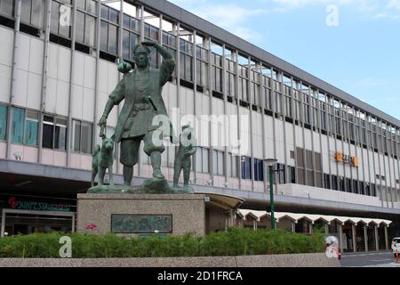 Statue von Momotaro vor der Okayama Station. Aufgenommen im August 2019. Stockfoto