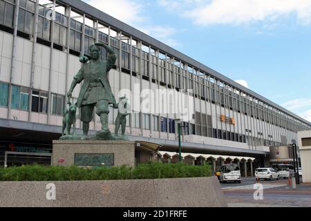 Statue von Momotaro vor der Okayama Station. Aufgenommen im August 2019. Stockfoto