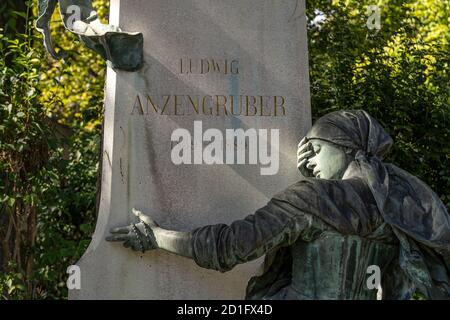 Grab des österreichischen Schriftstellers Ludwig Anzengruber dem Wiener Zentralfriedhof, Wien, Österreich, Europa Stockfoto