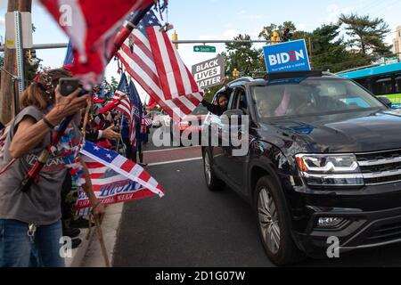 Washington, Usa. Oktober 2020. Ein Biden-Anhänger hält ein schwarzes Leben-Thema unterzeichnen, während sie Anhänger von Präsident Donald Trump während einer spontanen Kundgebung außerhalb des Walter Reed Medical Center passieren, während Trump für COVID-19 innen in Bethesda, Maryland am Montag, 5. Oktober 2020, behandelt wird. Trump verließ Walter Reed und kehrte heute Abend nach drei Tagen Behandlung ins Weiße Haus zurück. Foto von Kevin Dietsch/UPI Kredit: UPI/Alamy Live News Stockfoto