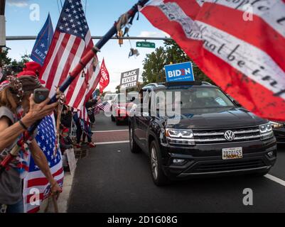 Washington, Usa. Oktober 2020. Ein Biden-Anhänger hält ein schwarzes Leben-Thema unterzeichnen, während sie Anhänger von Präsident Donald Trump während einer spontanen Kundgebung außerhalb des Walter Reed Medical Center passieren, während Trump für COVID-19 innen in Bethesda, Maryland am Montag, 5. Oktober 2020, behandelt wird. Trump verließ Walter Reed und kehrte heute Abend nach drei Tagen Behandlung ins Weiße Haus zurück. Foto von Kevin Dietsch/UPI Kredit: UPI/Alamy Live News Stockfoto