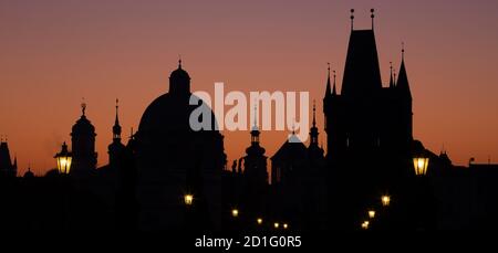 Praghe - Die Karlsbrücke Silhouette in den Sonnenaufgang. Stockfoto